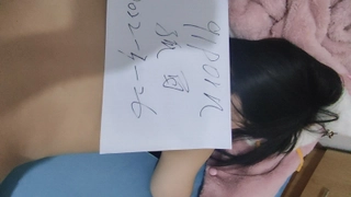 大学男孩用玩具在自制视频中满足自己