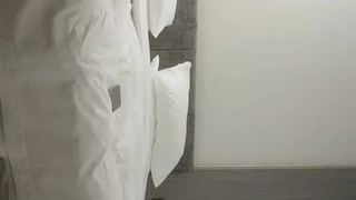 性感漂亮的网红女神鹿少女剧情演绎趁爸爸不在主动引诱在睡觉的外甥啪啪,爽的大叫：宝宝操我,快一点,射我嘴里!