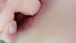 过度敏感的女孩会获得真正的乳头高潮。 湿猫高潮收缩