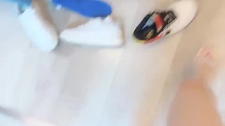无毛逼大耳环极品妹子露脸发骚，玩着骚穴还要给小哥舔弄大鸡巴好骚啊，跟狼友互动听指挥，道具蹂躏骚穴好骚