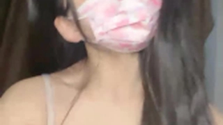 【在线】萝莉美眉柠檬夜晚勾搭两学生模样小哥开房可惜眼镜哥被电话叫走了