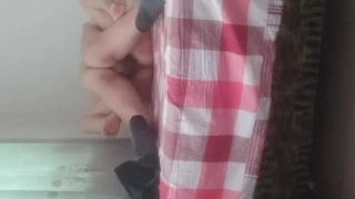 粉嫩00后小萝莉，一直掰穴差点被发现镜头，苗条可爱狂草一番真过瘾