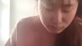 调教喜欢玩露出的大一学妹！学校楼道里到处都是她的淫水！