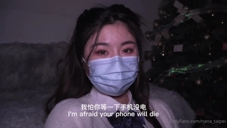 年轻和成熟的女同性恋在热门视频中探索他们的欲望