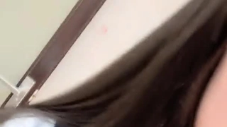 哥伦比亚少女Tessa在自拍视频中展示她的小乳房和阴部