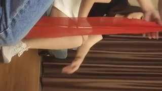 纹身少女在鸡巴上扭动屁股