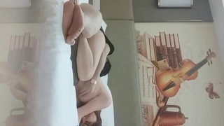 青少年在宿舍里用大鸡巴弹跳