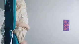 黑丝大奶御姐爆浆了，淫荡刺激牛奶湿身，顺着嘴流到奶子上再从逼逼流下去好刺激，道具抽插骚穴精彩不要错过